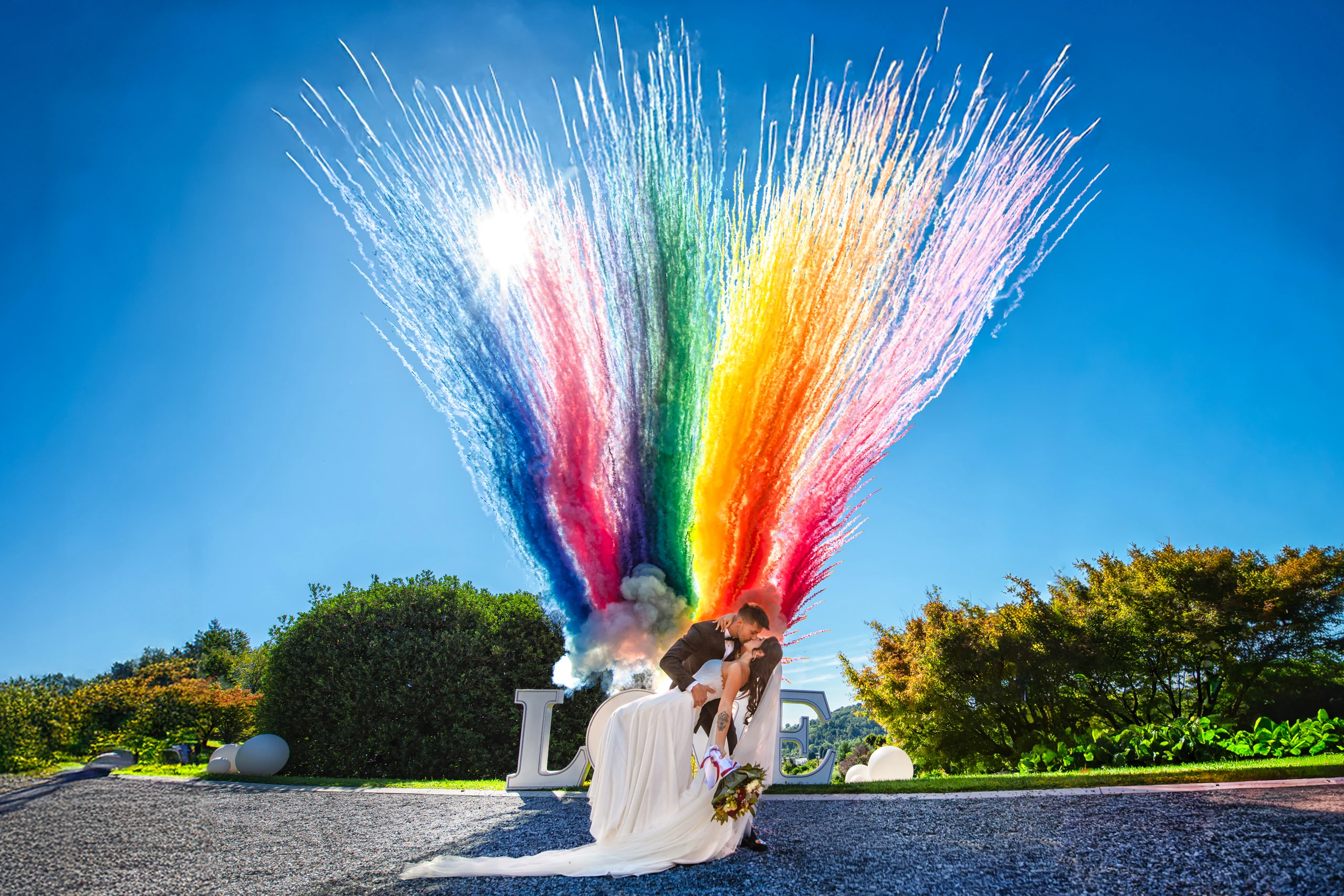 Sposi con fumogeni colorati, Studio Frau Fotografia